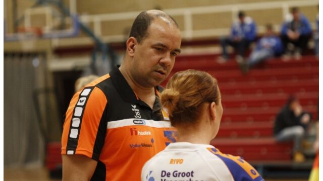 Dames 2 wint met 2 rode kaarten