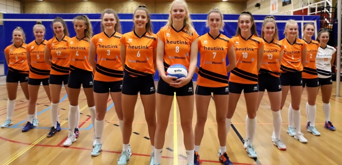 Foto bij Rivo Rijssen Dames 1 klaar voor de (her)start.