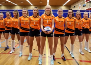 Foto bij Rivo Rijssen Dames 1 klaar voor de (her)start.