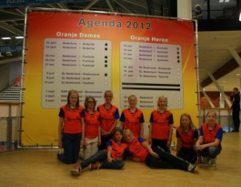Foto bij Rivo ballenmeisjes bij Oranje, 09-06-2012