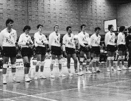 Foto bij DVD Clinic NED team bekijken na smokkeltocht